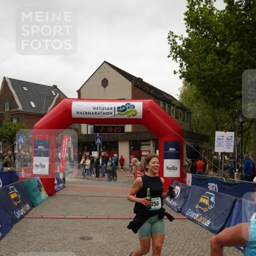 04.05.2025 - 8. Wedeler Halbmarathon Felixshl http://msf.ph/oto/7834401 04.05.2025 12:18:17 Ziel 250, 444 meine-sportfotos.de