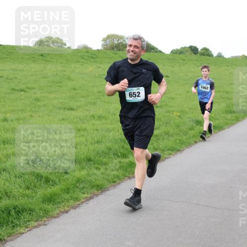 04.05.2025 - 8. Wedeler Halbmarathon Lena Gebhardt http://msf.ph/oto/7834418 04.05.2025 11:24:19 Laufen 652, 1062 meine-sportfotos.de