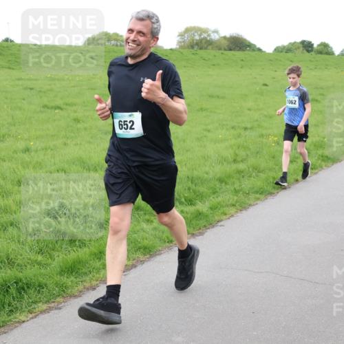 04.05.2025 - 8. Wedeler Halbmarathon Lena Gebhardt http://msf.ph/oto/7834426 04.05.2025 11:24:19 Laufen 652, 1062 meine-sportfotos.de