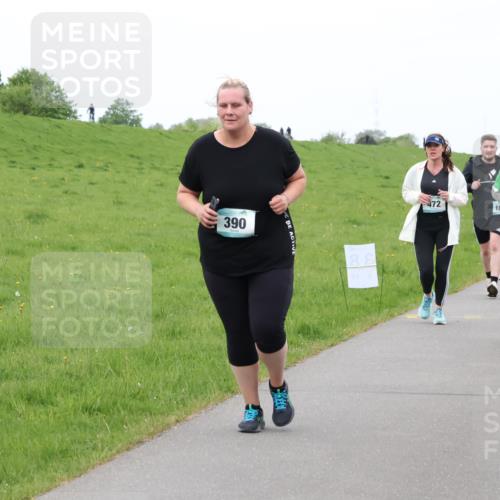 04.05.2025 - 8. Wedeler Halbmarathon Lena Gebhardt http://msf.ph/oto/7834534 04.05.2025 11:24:37 Laufen 472, 102, 892, 1209, 390 meine-sportfotos.de