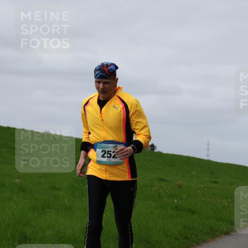 04.05.2025 - 8. Wedeler Halbmarathon Yannick Fuchs http://msf.ph/oto/7834538 04.05.2025 11:43:30 Laufen 252 meine-sportfotos.de