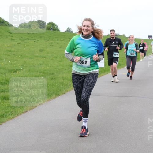 04.05.2025 - 8. Wedeler Halbmarathon Lena Gebhardt http://msf.ph/oto/7834540 04.05.2025 11:24:39 Laufen 892, 1029, 1209, 1129 meine-sportfotos.de