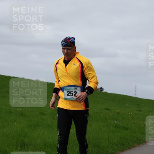04.05.2025 - 8. Wedeler Halbmarathon Yannick Fuchs http://msf.ph/oto/7834541 04.05.2025 11:43:30 Laufen 252 meine-sportfotos.de