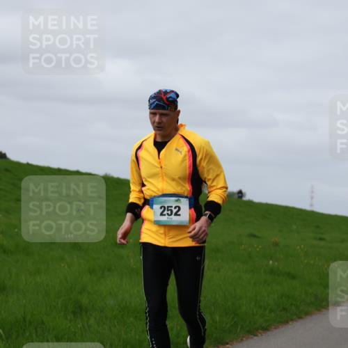 04.05.2025 - 8. Wedeler Halbmarathon Yannick Fuchs http://msf.ph/oto/7834544 04.05.2025 11:43:30 Laufen 252 meine-sportfotos.de