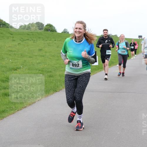 04.05.2025 - 8. Wedeler Halbmarathon Lena Gebhardt http://msf.ph/oto/7834545 04.05.2025 11:24:39 Laufen 892, 1029, 1209, 1128 meine-sportfotos.de