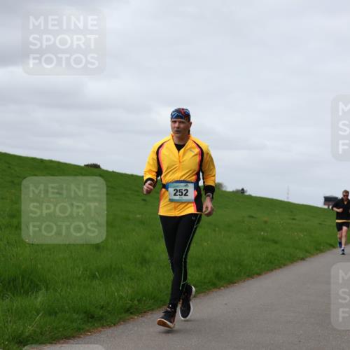 04.05.2025 - 8. Wedeler Halbmarathon Yannick Fuchs http://msf.ph/oto/7834554 04.05.2025 11:43:30 Laufen 252 meine-sportfotos.de