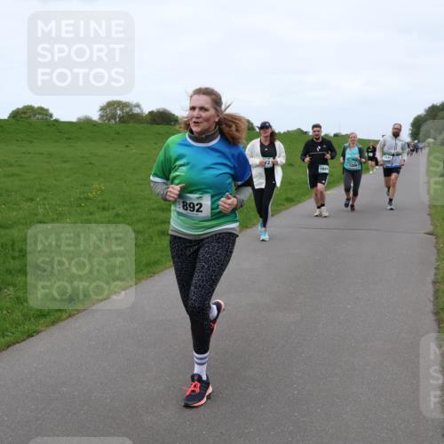 04.05.2025 - 8. Wedeler Halbmarathon Lena Gebhardt http://msf.ph/oto/7834556 04.05.2025 11:24:40 Laufen 892, 1025, 112 meine-sportfotos.de