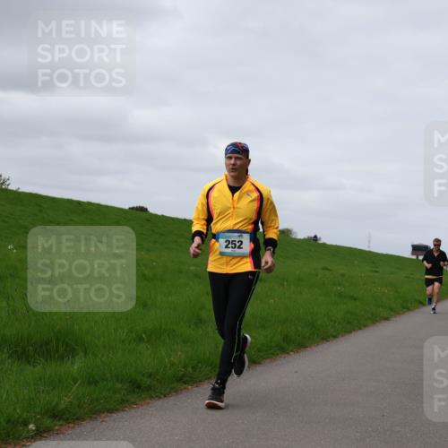 04.05.2025 - 8. Wedeler Halbmarathon Yannick Fuchs http://msf.ph/oto/7834558 04.05.2025 11:43:30 Laufen 252 meine-sportfotos.de