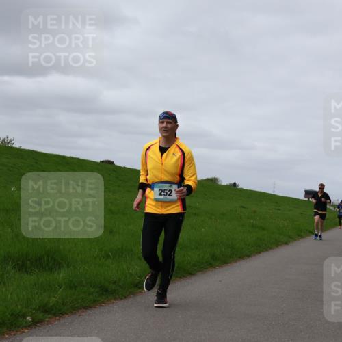 04.05.2025 - 8. Wedeler Halbmarathon Yannick Fuchs http://msf.ph/oto/7834563 04.05.2025 11:43:31 Laufen 252 meine-sportfotos.de