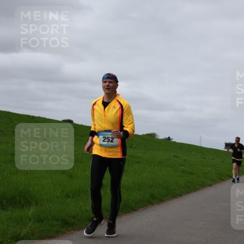 04.05.2025 - 8. Wedeler Halbmarathon Yannick Fuchs http://msf.ph/oto/7834564 04.05.2025 11:43:31 Laufen 252 meine-sportfotos.de