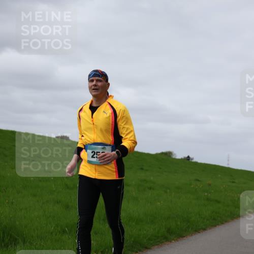 04.05.2025 - 8. Wedeler Halbmarathon Yannick Fuchs http://msf.ph/oto/7834571 04.05.2025 11:43:31 Laufen 25 meine-sportfotos.de