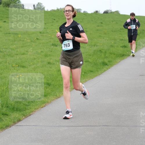 04.05.2025 - 8. Wedeler Halbmarathon Lena Gebhardt http://msf.ph/oto/7834672 04.05.2025 11:24:53 Laufen 793, 815, 259 meine-sportfotos.de