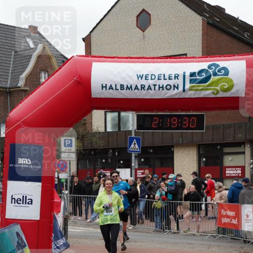 04.05.2025 - 8. Wedeler Halbmarathon Felixshl http://msf.ph/oto/7834750 04.05.2025 12:19:28 Ziel 550, 608, 609 meine-sportfotos.de