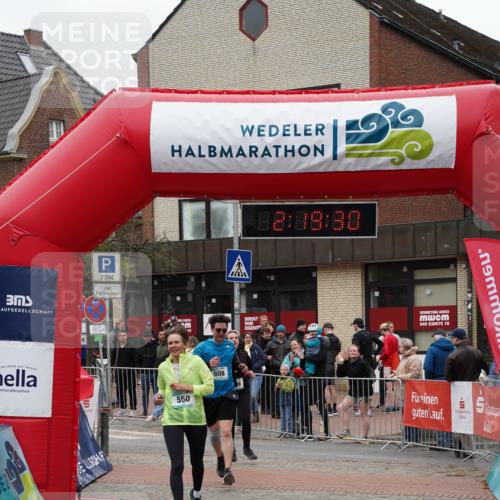 04.05.2025 - 8. Wedeler Halbmarathon Felixshl http://msf.ph/oto/7834773 04.05.2025 12:19:28 Ziel 550, 608, 609 meine-sportfotos.de