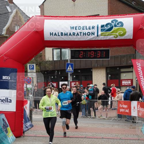 04.05.2025 - 8. Wedeler Halbmarathon Felixshl http://msf.ph/oto/7834808 04.05.2025 12:19:28 Ziel 550, 608, 609 meine-sportfotos.de