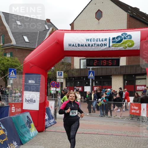 04.05.2025 - 8. Wedeler Halbmarathon Felixshl http://msf.ph/oto/7834962 04.05.2025 12:19:49 Ziel 571, 686, 688 meine-sportfotos.de