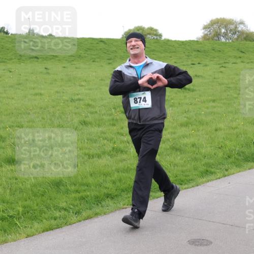 04.05.2025 - 8. Wedeler Halbmarathon Lena Gebhardt http://msf.ph/oto/7834972 04.05.2025 11:26:04 Laufen 874, 118 meine-sportfotos.de