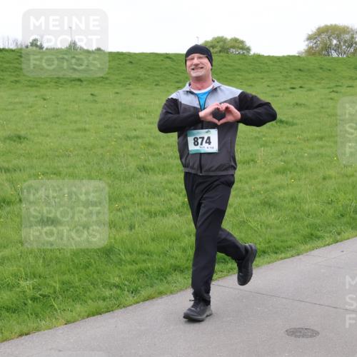04.05.2025 - 8. Wedeler Halbmarathon Lena Gebhardt http://msf.ph/oto/7834977 04.05.2025 11:26:04 Laufen 874, 118 meine-sportfotos.de