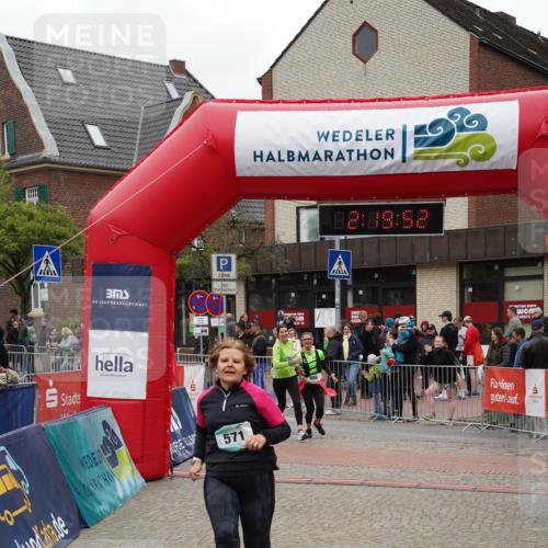 04.05.2025 - 8. Wedeler Halbmarathon Felixshl http://msf.ph/oto/7834996 04.05.2025 12:19:49 Ziel 571, 686, 688 meine-sportfotos.de