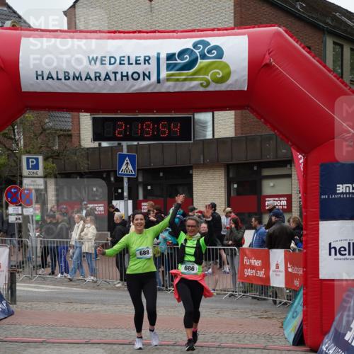 04.05.2025 - 8. Wedeler Halbmarathon Felixshl http://msf.ph/oto/7835004 04.05.2025 12:19:51 Ziel 571, 686, 688 meine-sportfotos.de