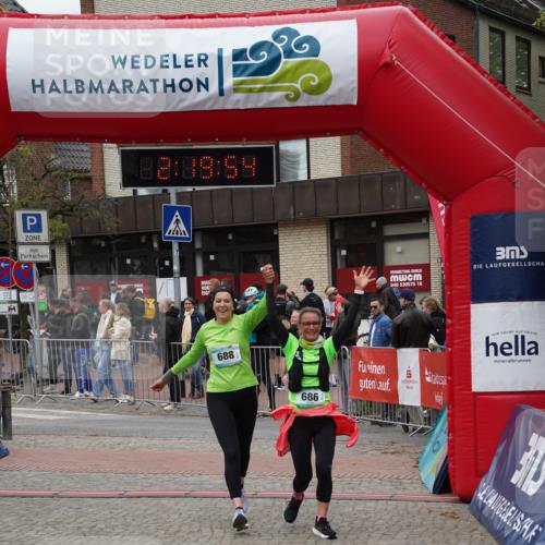 04.05.2025 - 8. Wedeler Halbmarathon Felixshl http://msf.ph/oto/7835035 04.05.2025 12:19:52 Ziel 571, 686, 688 meine-sportfotos.de