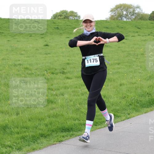 04.05.2025 - 8. Wedeler Halbmarathon Lena Gebhardt http://msf.ph/oto/7835100 04.05.2025 11:26:15 Laufen 1175 meine-sportfotos.de