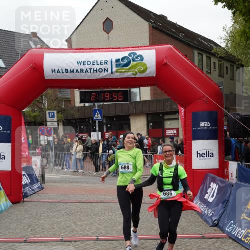 04.05.2025 - 8. Wedeler Halbmarathon Felixshl http://msf.ph/oto/7835105 04.05.2025 12:19:54 Ziel 571, 686, 688 meine-sportfotos.de