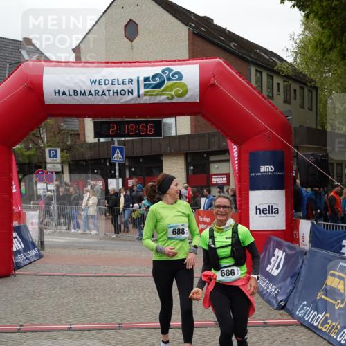 04.05.2025 - 8. Wedeler Halbmarathon Felixshl http://msf.ph/oto/7835126 04.05.2025 12:19:54 Ziel 571, 686, 688 meine-sportfotos.de