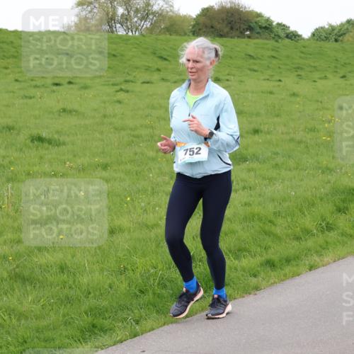 04.05.2025 - 8. Wedeler Halbmarathon Lena Gebhardt http://msf.ph/oto/7835129 04.05.2025 11:26:18 Laufen 752, 88 meine-sportfotos.de