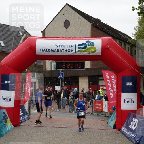 04.05.2025 - 8. Wedeler Halbmarathon Felixshl http://msf.ph/oto/7835188 04.05.2025 12:20:14 Ziel 330, 657, 658 meine-sportfotos.de