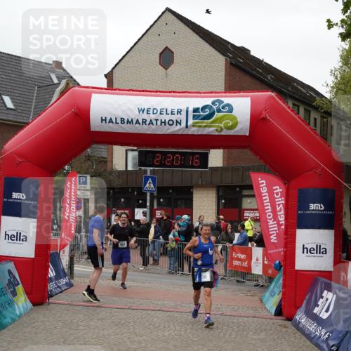 04.05.2025 - 8. Wedeler Halbmarathon Felixshl http://msf.ph/oto/7835198 04.05.2025 12:20:14 Ziel 330, 657, 658 meine-sportfotos.de