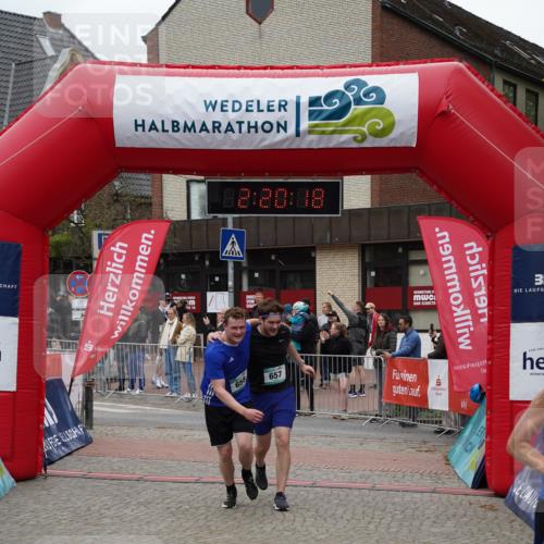 04.05.2025 - 8. Wedeler Halbmarathon Felixshl http://msf.ph/oto/7835228 04.05.2025 12:20:16 Ziel 330, 657, 658 meine-sportfotos.de