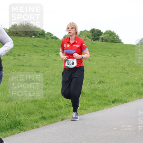 04.05.2025 - 8. Wedeler Halbmarathon Lena Gebhardt http://msf.ph/oto/7835308 04.05.2025 11:27:08 Laufen 1200, 859 meine-sportfotos.de