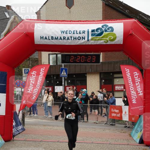 04.05.2025 - 8. Wedeler Halbmarathon Felixshl http://msf.ph/oto/7835359 04.05.2025 12:20:21 Ziel 657, 677 meine-sportfotos.de