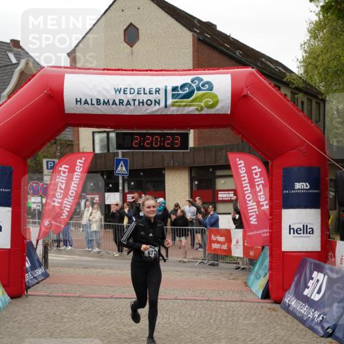 04.05.2025 - 8. Wedeler Halbmarathon Felixshl http://msf.ph/oto/7835377 04.05.2025 12:20:21 Ziel 657, 677 meine-sportfotos.de