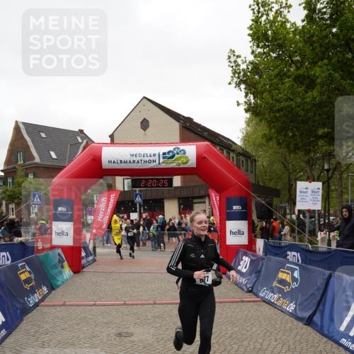 04.05.2025 - 8. Wedeler Halbmarathon Felixshl http://msf.ph/oto/7835425 04.05.2025 12:20:23 Ziel 677, 780, 781 meine-sportfotos.de