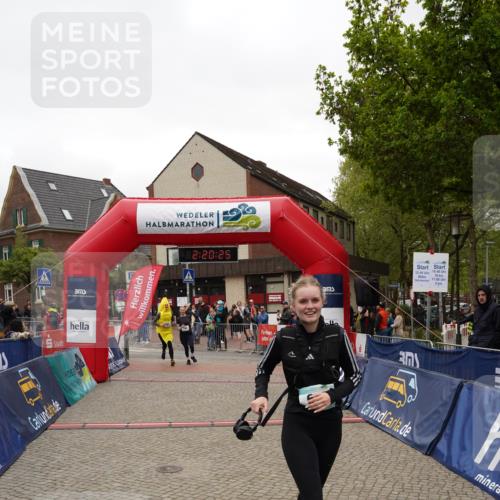 04.05.2025 - 8. Wedeler Halbmarathon Felixshl http://msf.ph/oto/7835444 04.05.2025 12:20:23 Ziel 677, 780, 781 meine-sportfotos.de