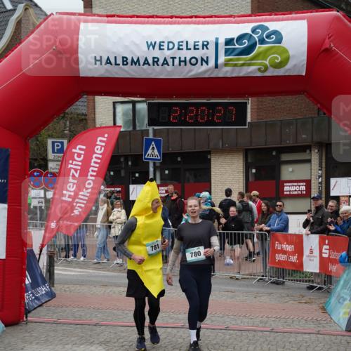 04.05.2025 - 8. Wedeler Halbmarathon Felixshl http://msf.ph/oto/7835488 04.05.2025 12:20:25 Ziel 677, 780, 781 meine-sportfotos.de