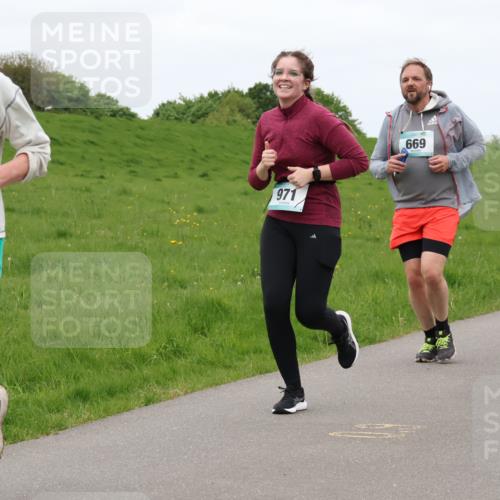 04.05.2025 - 8. Wedeler Halbmarathon Lena Gebhardt http://msf.ph/oto/7835493 04.05.2025 11:27:45 Laufen 971, 669, 1086 meine-sportfotos.de