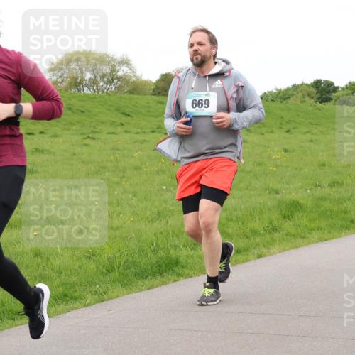 04.05.2025 - 8. Wedeler Halbmarathon Lena Gebhardt http://msf.ph/oto/7835514 04.05.2025 11:27:46 Laufen 971, 669, 10 meine-sportfotos.de