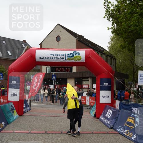 04.05.2025 - 8. Wedeler Halbmarathon Felixshl http://msf.ph/oto/7835530 04.05.2025 12:20:28 Ziel 780, 781 meine-sportfotos.de