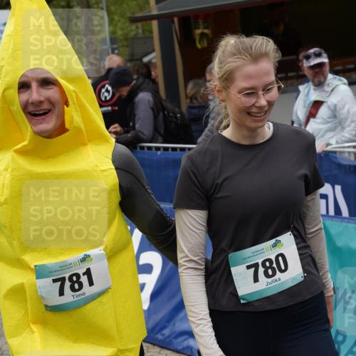 04.05.2025 - 8. Wedeler Halbmarathon Felixshl http://msf.ph/oto/7835633 04.05.2025 12:20:35 Ziel  meine-sportfotos.de