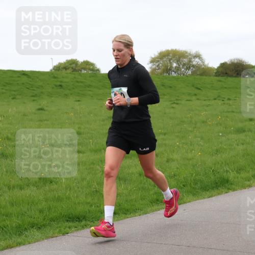 04.05.2025 - 8. Wedeler Halbmarathon Lena Gebhardt http://msf.ph/oto/7835863 04.05.2025 11:29:17 Laufen  meine-sportfotos.de