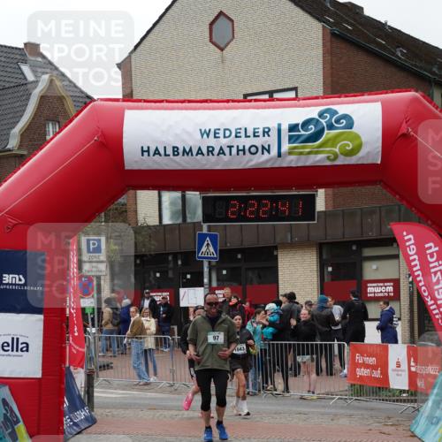 04.05.2025 - 8. Wedeler Halbmarathon Felixshl http://msf.ph/oto/7835920 04.05.2025 12:22:39 Ziel 97, 1042, 1043 meine-sportfotos.de