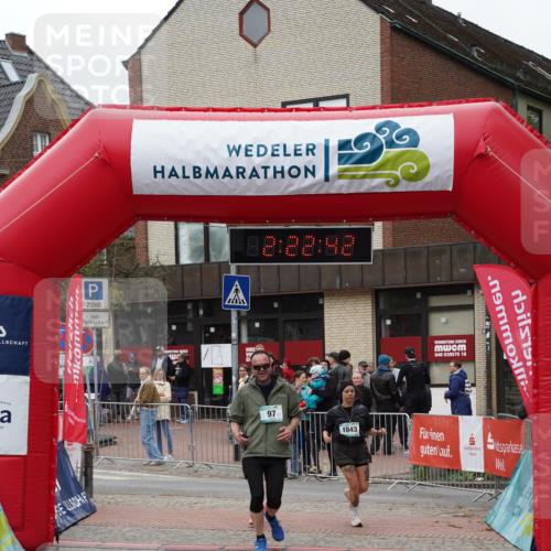 04.05.2025 - 8. Wedeler Halbmarathon Felixshl http://msf.ph/oto/7835967 04.05.2025 12:22:40 Ziel 97, 1042, 1043 meine-sportfotos.de