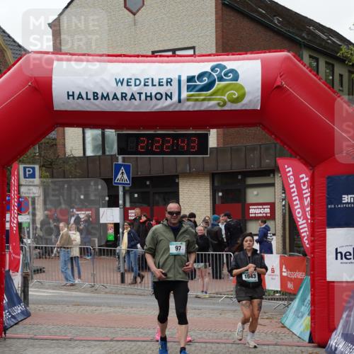 04.05.2025 - 8. Wedeler Halbmarathon Felixshl http://msf.ph/oto/7835986 04.05.2025 12:22:41 Ziel 97, 1042, 1043 meine-sportfotos.de