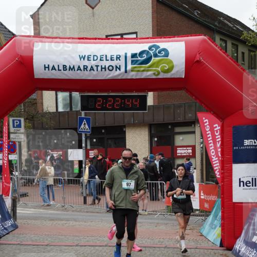04.05.2025 - 8. Wedeler Halbmarathon Felixshl http://msf.ph/oto/7835992 04.05.2025 12:22:41 Ziel 97, 1042, 1043 meine-sportfotos.de