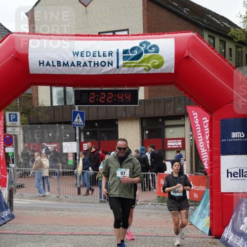 04.05.2025 - 8. Wedeler Halbmarathon Felixshl http://msf.ph/oto/7836003 04.05.2025 12:22:42 Ziel 97, 1042, 1043 meine-sportfotos.de