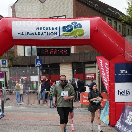 04.05.2025 - 8. Wedeler Halbmarathon Felixshl http://msf.ph/oto/7836013 04.05.2025 12:22:42 Ziel 97, 1042, 1043 meine-sportfotos.de