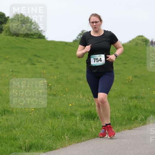 04.05.2025 - 8. Wedeler Halbmarathon Lena Gebhardt http://msf.ph/oto/7836084 04.05.2025 11:30:00 Laufen 754, 191 meine-sportfotos.de
